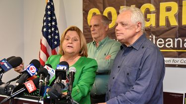 La congresista Ileana Ros Lehtinen junto a su esposo Dexter Lehtinen, y su hermano Henry Ros al anunciar oficialmente su retiro.
