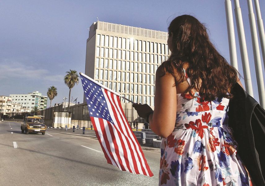 Una mujer camina hacia la embajada de los EEUU en La Habana.