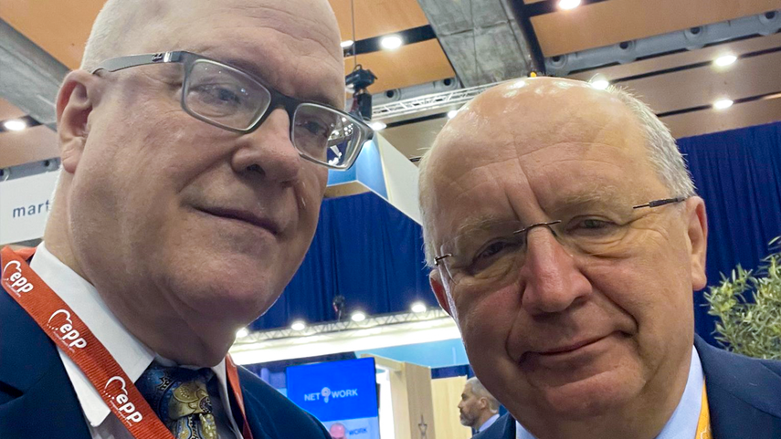 Orlando Gutiérrez-Boronat (izq.) y el comisionado de Defensa Unión Europea, Andrius Kubilius.