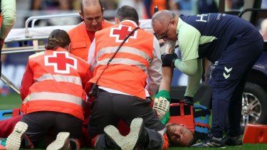 El portero holandés #01 de Las Palmas, Jasper Cillessen, recibe atención médica tras lesionarse durante el partido de la liga española entre el Club Atlético de Madrid y la UD Las Palmas en el estadio Metropolitano de Madrid, el 3 de noviembre de 2024. El portero holandés #01 de Las Palmas, Jasper Cillessen, recibe atención médica tras lesionarse durante el partido de la liga española entre el Club Atlético de Madrid y la UD Las Palmas en el estadio Metropolitano de Madrid, el 3 de noviembre de 2024.