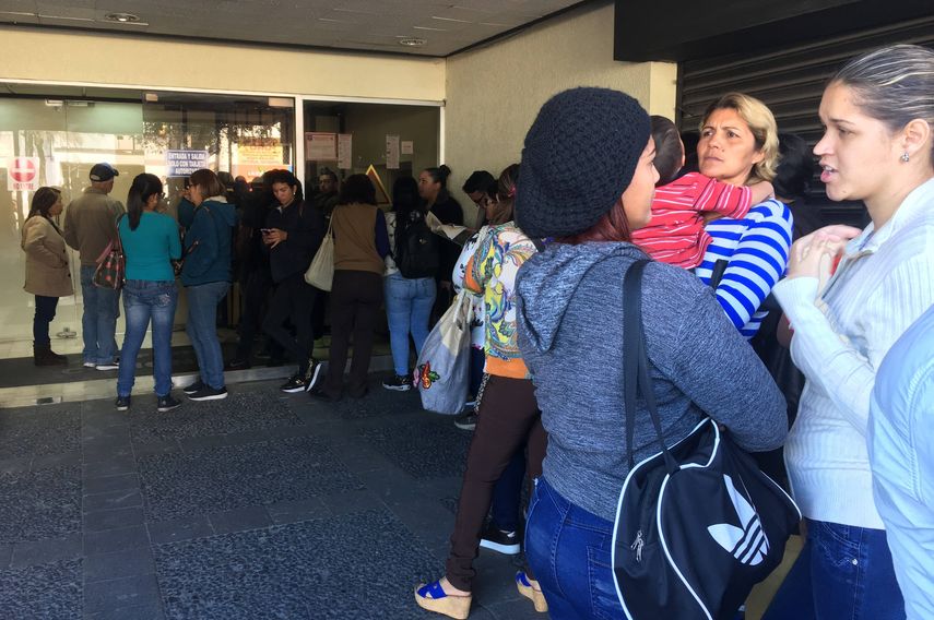 Emigrantes venezolanos hacen fila este para abordar alguno de los aviones que se dirigen a Caracas.