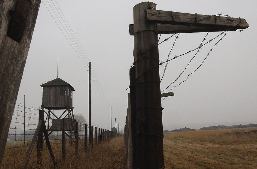 Foto de archivo, 9 de noviembre de 2005, de torres de vigilancia y una cerca de alambre de púas en el ex campo de la muerte de Majdanek, en las afueras de Lublin, Polonia. El jefe de la fiscalía especial alemana que investiga los crímenes de guerra naz