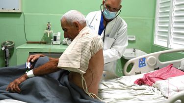 El doctor Alexey López examina a un paciente en la sala de cardiología del hospital Calixto García de La Habana el 12 de febrero de 2024.