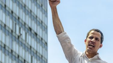 Guaid&oacute; se ha mostrado consciente de que, aunque ha llevado al r&eacute;gimen de Maduro a su momento m&aacute;s d&eacute;bil, no ha sido suficiente. Toca hacer m&aacute;s, dijo al despedir 2019. Y, para ello, ha rogado a los opositores que renueven su confianza en &eacute;l otro a&ntilde;o m&aacute;s: Solo pido que todos los que tenemos un mismo objetivo rememos juntos (...)&nbsp;Venezuela&nbsp;necesita de ustedes una vez m&aacute;s.