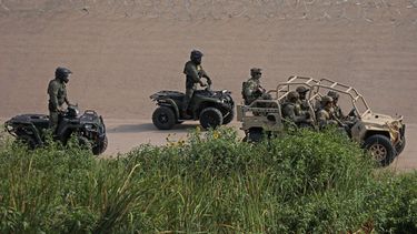 Los vehículos militares recorrieron la zona fronteriza de El Paso- Ciudad Juárez (AFP)