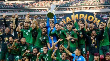 Jugadores de México celebran con el trofeo tras ganar la Copa Oro CONCACAF al vencer en la final a Panamá el domingo 16 de julio del 2023.