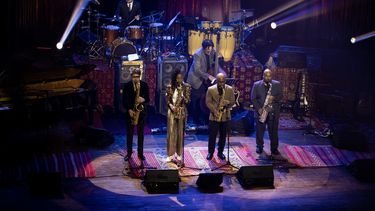 El multiinstrumentista, arreglista y compositor sueco Magnus Lindgren, el saxofonista estadounidense Lakecia Benjamin, el saxofonista estadounidense Jaleel Shaw y el saxofonista australiano Troy Roberts, actúan en un concierto durante el Día Internacional del Jazz 2024, en Tánger, el 30 de abril de 2024.