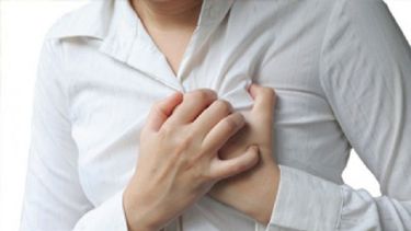 Los principales síntomas son un dolor tipo peso en la zona del esternón, que no se modifica con los movimientos ni con la respiración y que, en ocasiones, irradia hacia mandíbula, cuello y espalda, brazo izquierdo y, a veces, hacia brazo derecho.&nbsp;