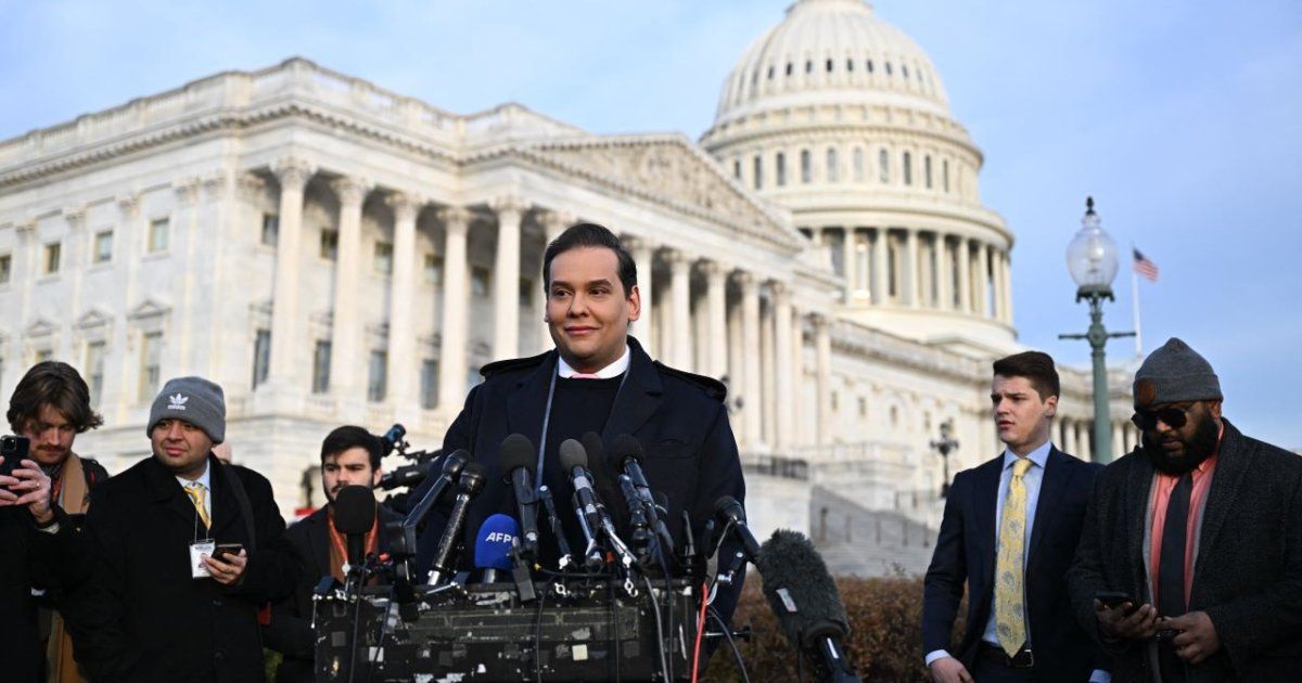 Excongresista federal George Santos ingresa a prisión tras condena por corrupción
