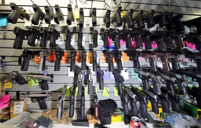 Dos tercios del total de muertes por armas de fuego de hispanos en los 15 años analizados por el informe se debieron a homicidios (33.532, el 66%), mientras que el 29% (14.431) fueron suicidios  (EFE/Archivo)