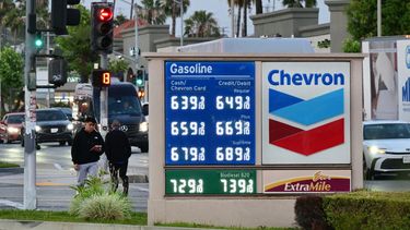 El 30 de abril de 2026, en una gasolinera Chevron de Monterey Park, California, se observan precios de la gasolina superiores a 6 dólares por galón. Los costes energéticos se han disparado desde el cierre casi total del estrecho de Ormuz, por donde suele pasar aproximadamente una quinta parte del petróleo y el gas del mundo, tras el estallido de la guerra entre Estados Unidos e Israel contra Irán.