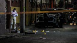 Personal forense trabaja cerca del cuerpo de Gisela Gaytán, candidata a la alcaldía de Celaya por el partido Movimiento de Regeneración Nacional (MORENA), luego de que fuera asesinada a tiros durante un mitin de campaña en San Miguel Octopan, Celaya, estado de Guanajuato, México, el 1 de abril de 2024.