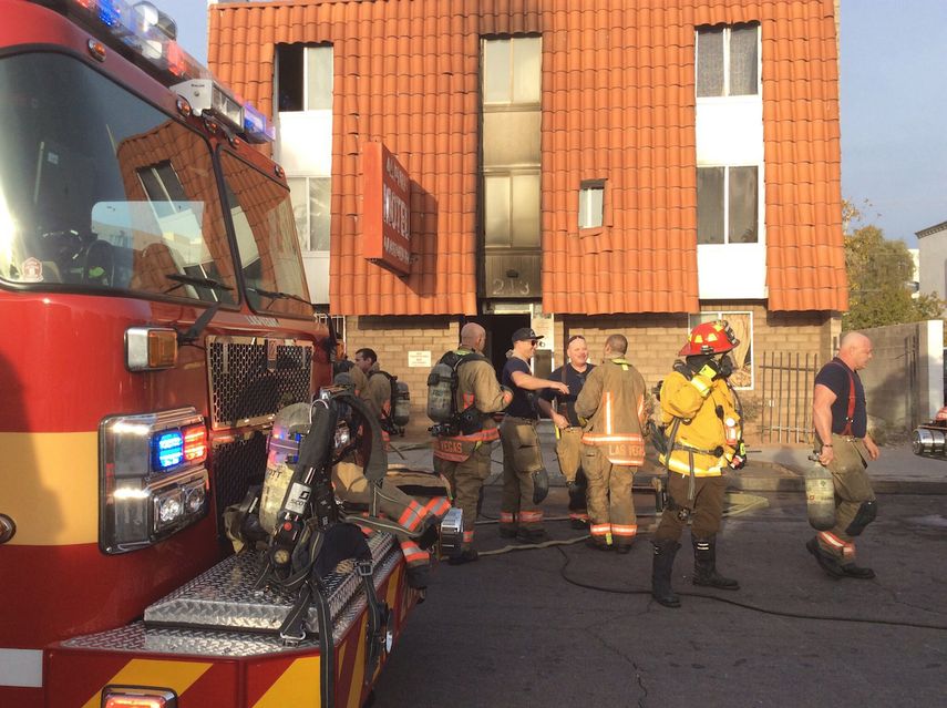 Esta foto prove&iacute;da por el Departamento de Bomberos de Las Vegas muestra a bomberos en la escena de un incendio en un edificio de apartamentos el s&aacute;bado, 21 de diciembre del 2019. Cinco personas murieron en el siniestro. Las Vegas Fire Department v&iacute;a AP