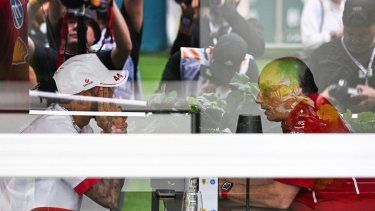 El piloto británico de Ferrari, Lewis Hamilton, y el director del equipo francés, Frederic Vasseur, hablan antes del inicio del Gran Premio de Fórmula 1 de Miami 2025 en el Autódromo Internacional de Miami en Miami Gardens, Florida, el 4 de mayo de 2025.