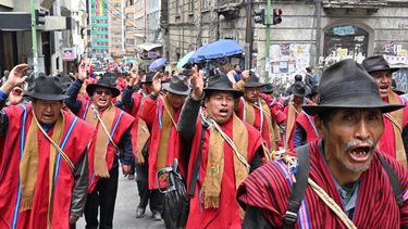 Indígenas del sindicato Ponchos Rojos marchan durante una protesta para exigir al gobierno del presidente boliviano Luis Arce una solución a la falta de dólares y la escasez de combustible en La Paz el 19 de marzo de 2025.&nbsp;