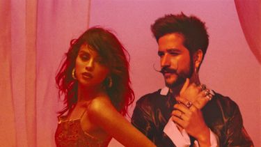 Selena Gómez y Camilo en la portada del tema 999.