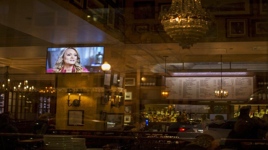 La actriz porno Stormy Daniels es entrevistada en TV sobre su relación con Donald Trump.