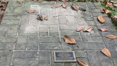 La base de ladrillo sobre la que estaba una silla labrada en piedra en homenaje al presidente confederado Jefferson Davis. La silla fue robada del Confederate Memorial Circle, una sección privada del Cementerio Live Oak en Selma, Alabama.
