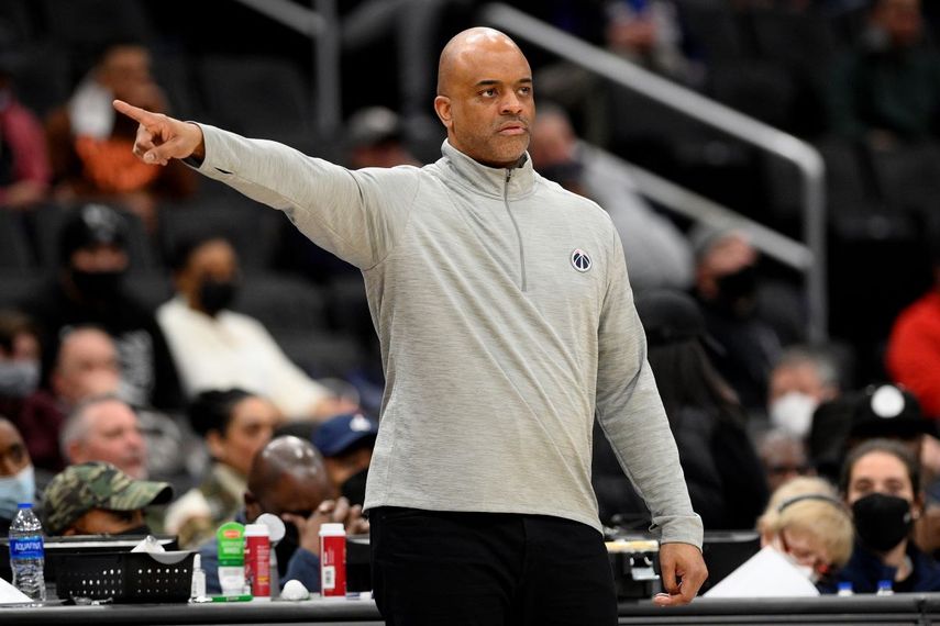 Wes Unseld Jr., entrenador de los Wizards de Washington, señala durante la segunda mitad del partido de la NBA en contra del Magic de Orlando, el miércoles 12 de enero de 2022