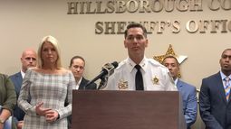 Chad Chronister, alguacil del condado&nbsp;Hillsborough, en Florida, durante una conferencia de prensa sobre el caso de estafas relacionadas con la lotería.&nbsp;