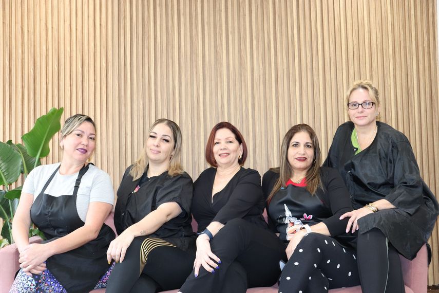 La estilista cubana Ana Vigil y su equipo en Cachet Beauty Salon.&nbsp;