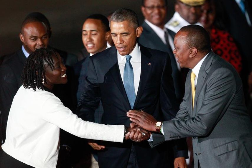 El presidente estadounidense, Barack Obama (c) observa mientras su media hermana, Auma Obama (l), estrecha la mano con el presidente keniano Uhuru Kenyatta (r) en el Aeropuerto Internacional Jomo Kenyatta. (EFE)