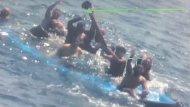 Venezolanos en alta mar tras zozobrar la lancha que zarpó el domingo 2 de marzo 2025 desde San José de la Costa, en el estado Falcón, rumbo a Curazao