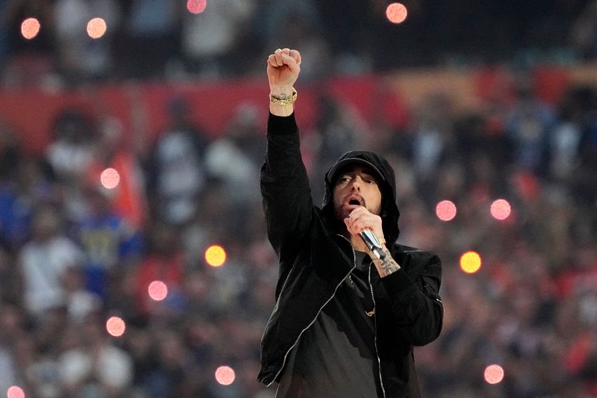 Eminem se presenta durante el medio tiempo del partido de fútbol americano Super Bowl 56 de la NFL entre Los Angeles Rams y Cincinnati Bengals, el domingo 13 de febrero de 2022 en Inglewood, California.