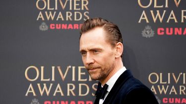 El actor británico Tom Hiddleston posa en la alfombra verde a su llegada a la entrega de los premios Olivier en el Royal Albert Hall, en el centro de Londres, el 12 de abril de 2026.