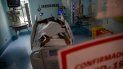 Un paciente con COVID-19 permanece en una camilla de la Unidad de Cuidados Intensivo en el Hospital Central Posta en Santiago, Chile, el viernes 4 de junio de 2021. Un paciente con COVID-19 permanece en una camilla de la Unidad de Cuidados Intensivo en el Hospital Central Posta en Santiago, Chile, el viernes 4 de junio de 2021.