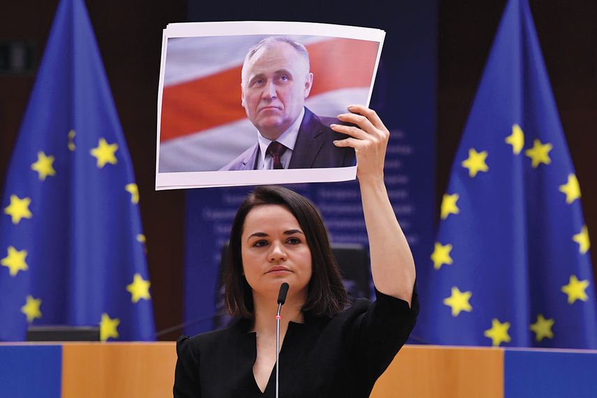 Sviatlana Tsikhanouskaya levanta un retrato del opisitor Mikalai Statkevich, tras recibir el Premio Sájarov de los derechos humanos.