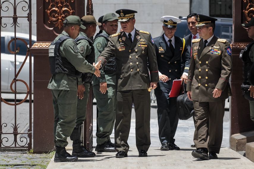 El ministro de Defensa venezolano Vladimir Padrino López (c) asiste a la segunda sesión plenaria de la Asamblea Nacional Constituyente instaurada por el régimen de Nicolás Maduro en Caracas.