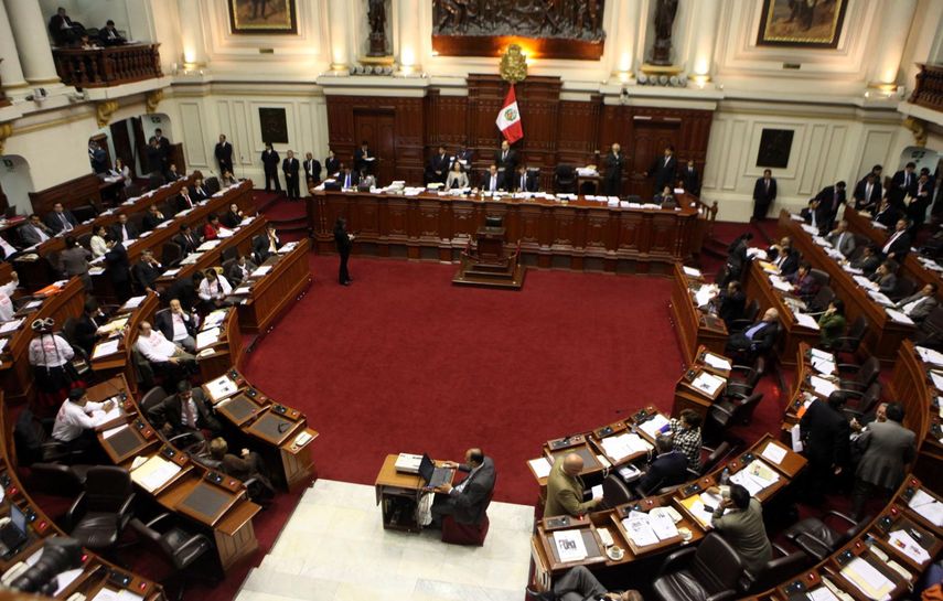Kuczynski presentó su renuncia presionado por el Congreso, ante las evidencias, en video y audio, por comprar el voto de un legislador opositor para impedir su destitución.