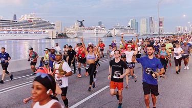 Maratón Miami 2022, por el viaducto McArthur.