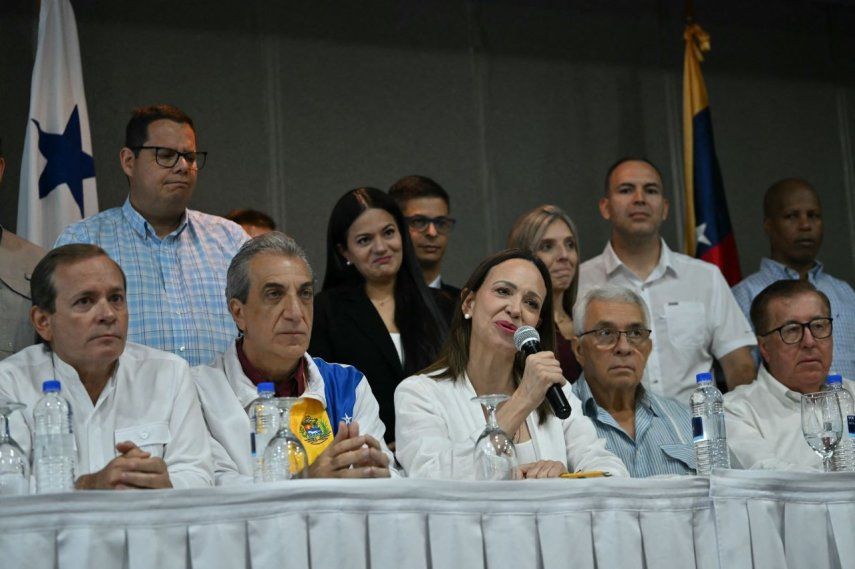 La líder opositora venezolana María Corina Machado saluda a los simpatizantes durante una conferencia de prensa, en la Ciudad de Panamá, el 23 de mayo de 2026.