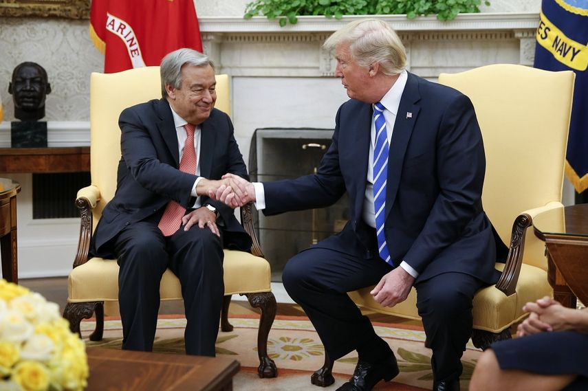 El presidente Donald Trump&nbsp;(d), saluda al secretario general de la&nbsp;ONU, António Guterres, durante de una reunión la Casa Blanca, Washington, el 20 de octubre de 2017.&nbsp;