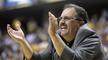 El entrenador del Magic de Orlando, Stan Van Gundy, aplaude en un partido el 8 de abril de 2012 en Indianápolis. Van Gundy fue contratado por los Pistons de Detroit