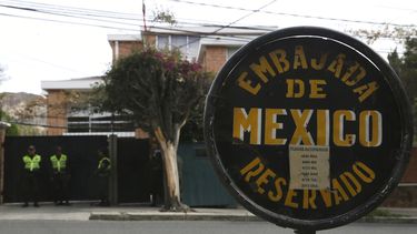 Una se&ntilde;alizaci&oacute;n muestra la embajada mexicana en Bolivia, donde polic&iacute;as montan guardia en La Paz el jueves 26 de diciembre de 2019.