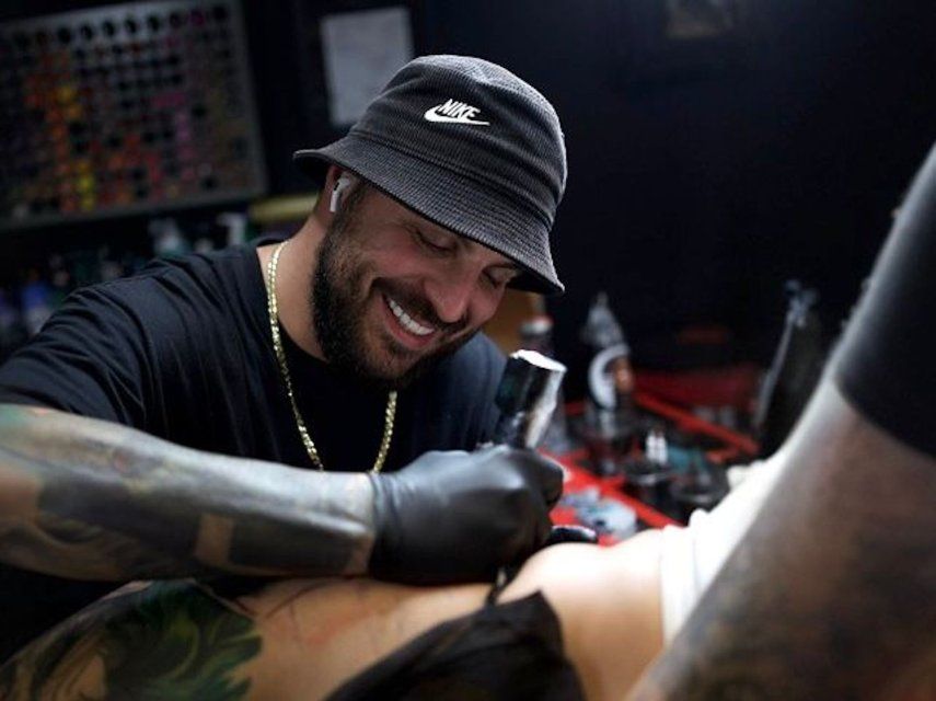 El tatuador venezolano Elias Drikha.