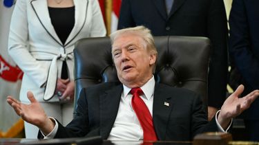 El presidente Donald J. Trump durante la firma de un acuerdo con dos grandes farmacéuticas sobre el precio de medicamentos contra la obesidad.