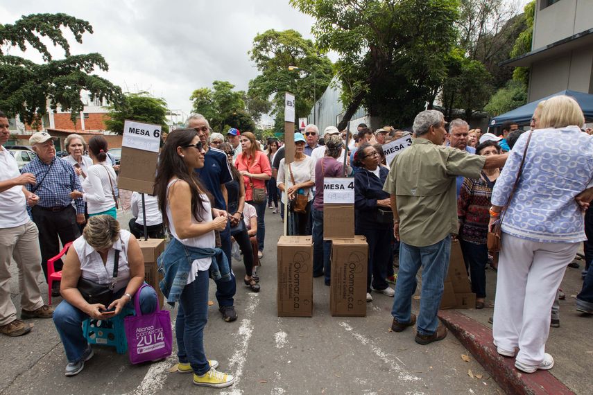 Pese a los obstáculos que ha puesto el CNE para evitar que las personas voten, los electores se han quedado y han hecho varias horas de cola para ejercer su derecho.&nbsp;