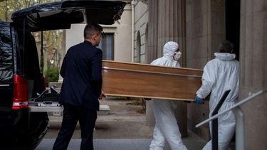 Empleados de una funeraria trasladan un ata&uacute;d para un entierro en un cementerio en Barcelona durante el brote del coronavirus en Espa&ntilde;a, el viernes 27 de marzo de 2020.