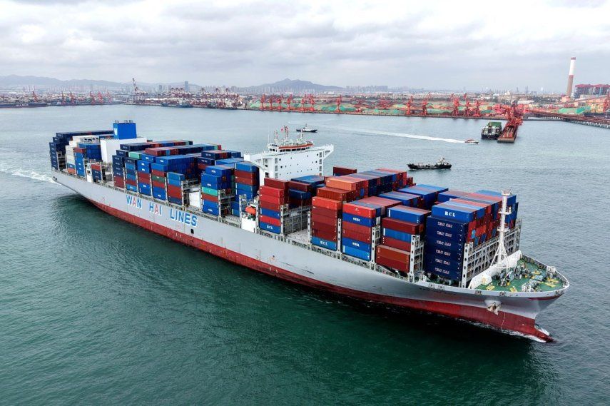 Un buque portacontenedores navega en el puerto de Qingdao, en la provincia oriental de Shandong, China, el 9 de octubre de 2025.