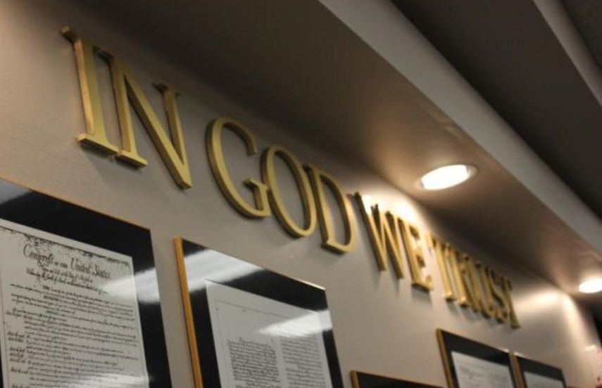 Todos los colegios públicos de la Florida estado están oblilgados a mostrar en un lugar visible el lema oficial In God We Trust (En Dios confiamos) desde el 1ro de julio de 2018.