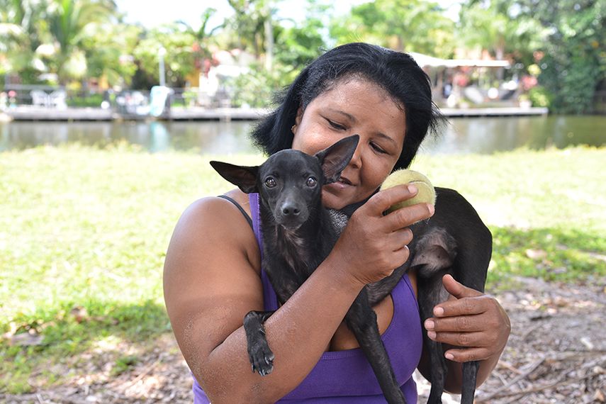 Aurora sabe cómo cuidar a la mascota. (ÁLVARO MATA)