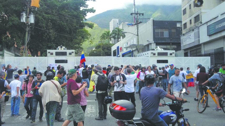 Vista parcial de la calle que conduce hacia la sede DGCIM bloqueada durante la marcha del 5 de julio en Caracas