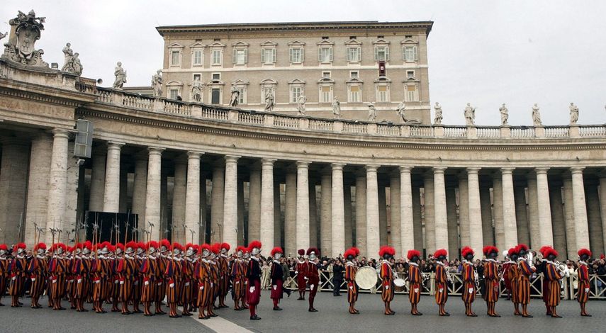 La Guardia Suiza, en formación en la Plaza de San Pedro del&nbsp;Vaticano.
