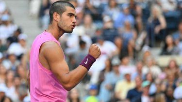El español Carlos Alcaraz celebra luego de obtener una victoria en el Abierto de Estados Unidos, el 31 de agosto de 2025.
