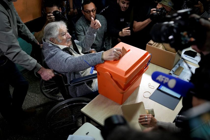 El expresidente José “Pepe” Mujica emite su voto en una urna durante una jornada para elegir presidente, vicepresidente, senadores y diputados, en Montevideo, Uruguay, el domingo 27 de octubre de 2024.