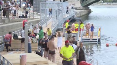 Bañistas en el río Sena, Francia. 